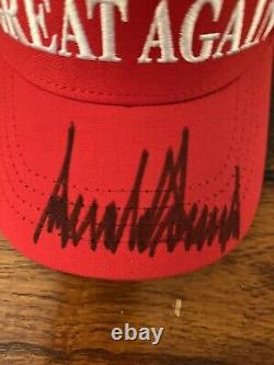 Donald Trump Hand-signed Autographed Make America Great Again Hat Psa/dna