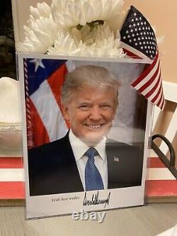 Donald Trump signed White House photo