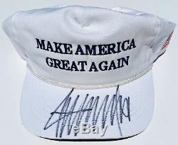 45ème Président Donald J. Trump Signe Authentique Maga Hat Beckett Bas Rare
