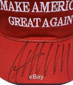45ème Président Donald J. Trump Signe Authentique Maga Hat Beckett Bas Rare