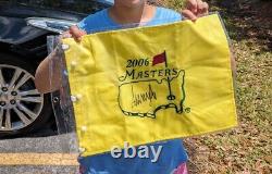 45ème Président Donald Trump Drapeau du Masters 2006 dédicacé et signé Photo de preuve