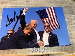 Affiche 11x17 signée par le Président Donald J. Trump avec double certificat d'authenticité Le Coup de Poing