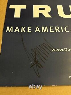 Affiche autographe de campagne signée JSA de Donald Trump Make America Great Again