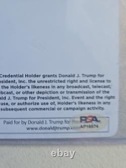 Badge de bénévole signé par Eric Trump Trump Pence 2020 PSA COA