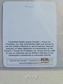 Badge de bénévole signé par Eric Trump Trump Pence 2020 PSA COA