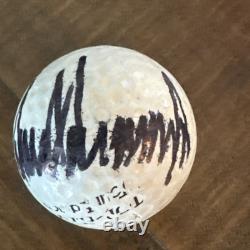 Balle de golf signée par le 45/47e président Donald Trump avec certificat d'authenticité USA MAGA
