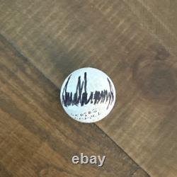 Balle de golf signée par le 45/47e président Donald Trump avec certificat d'authenticité USA MAGA