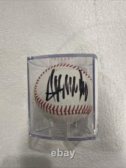 Baseball signé par Donald Trump