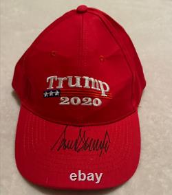 CASQUETTE DE BASEBALL TRUMP 2020 AUTOGRAPHIÉE PAR DONALD TRUMP AVEC CERTIFICAT D'AUTHENTICITÉ SIGNÉ À LA MAIN