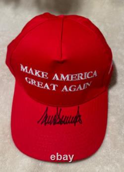 CASQUETTE DE BASEBALL TRUMP SIGNÉE PAR DONALD TRUMP avec CERTIFICAT D'AUTHENTICITÉ MAGA SIGNÉE À LA MAIN