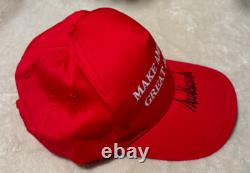 CASQUETTE DE BASEBALL TRUMP SIGNÉE PAR DONALD TRUMP avec CERTIFICAT D'AUTHENTICITÉ MAGA SIGNÉE À LA MAIN