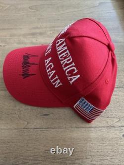 CASQUETTE ROUGE MAGA 45-47 SIGNÉE À LA MAIN PAR LE PRÉSIDENT DONALD TRUMP AVEC HOLOGRAMME D'AUTOGRAPHES ET CERTIFICAT D'AUTHENTICITÉ