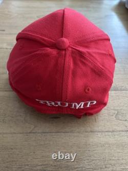 CASQUETTE ROUGE MAGA 45-47 SIGNÉE À LA MAIN PAR LE PRÉSIDENT DONALD TRUMP AVEC HOLOGRAMME D'AUTOGRAPHES ET CERTIFICAT D'AUTHENTICITÉ