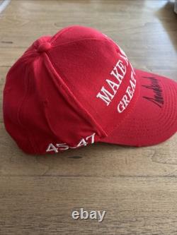 CASQUETTE ROUGE MAGA 45-47 SIGNÉE À LA MAIN PAR LE PRÉSIDENT DONALD TRUMP AVEC HOLOGRAMME D'AUTOGRAPHES ET CERTIFICAT D'AUTHENTICITÉ