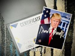 COA Donald Trump Photo MAGA dédicacée signée Affichage 45 Président Casquette NICE