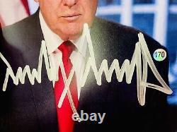 COA Donald Trump Photo MAGA dédicacée signée Affichage 45 Président Casquette NICE