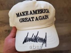 Casquette MAGA blanche signée officiellement par Donald J. Trump