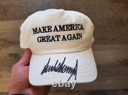 Casquette MAGA blanche signée officiellement par Donald J. Trump