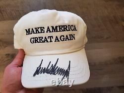 Casquette MAGA blanche signée officiellement par Donald J. Trump