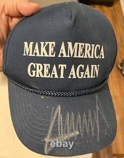 Casquette MAGA signée par Donald Trump. La casquette Make America Great a été signée lors d'un rassemblement en 2016.