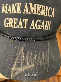 Casquette MAGA signée par Donald Trump. La casquette Make America Great a été signée lors d'un rassemblement en 2016.