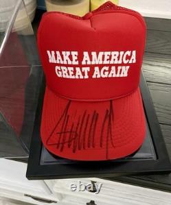 Casquette Make America Great Again signée par Donald Trump. Garantie authentique.