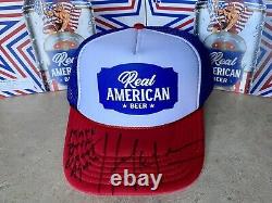 Casquette de bière 'Real American' signée WWE Hulk Hogan avec inscription MAGA de Donald Trump