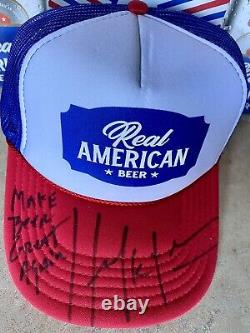 Casquette de bière 'Real American' signée WWE Hulk Hogan avec inscription MAGA de Donald Trump