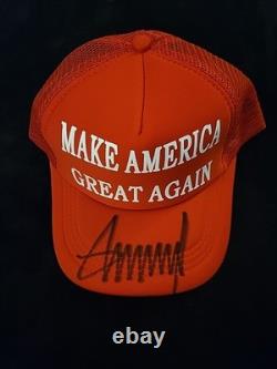 Casquette de camionneur rouge MAGA signée et autographiée par Donald J. Trump avec certificat d'authenticité Président USA
