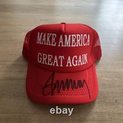 Casquette de camionneur rouge MAGA signée et autographiée par Donald J. Trump avec certificat d'authenticité Président USA