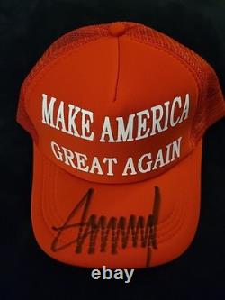 Casquette de camionneur rouge MAGA signée et autographiée par Donald J. Trump avec certificat d'authenticité Président USA