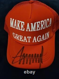 Casquette de camionneur rouge MAGA signée et autographiée par Donald J. Trump avec certificat d'authenticité Président USA