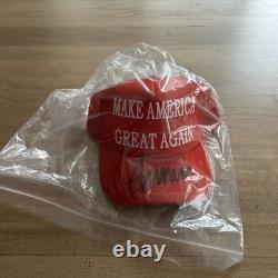 Casquette de camionneur rouge MAGA signée et autographiée par Donald J. Trump avec certificat d'authenticité Président USA