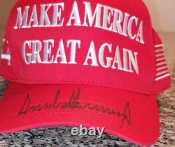Casquette rouge signée 'Make America Great Again' authentique du Président Donald Trump