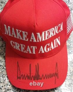 Casquette rouge signée 'Make America Great Again' authentique du Président Donald Trump