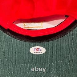 Casquette signée Donald Trump MAGA King. Autographe de nom complet, certifié PSA.