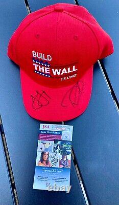 Chapeau 'Build The Wall' signé en double par Donald Trump Jr et Ivanka avec certificat d'authenticité de la JSA - MAGA 2024
