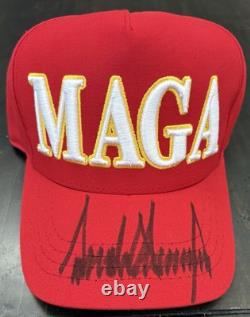 Chapeau MAGA authentique dédicacé signé par le Président Donald J Trump. Certificat d'authenticité Beckett.