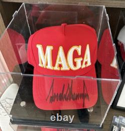 Chapeau MAGA authentique dédicacé signé par le Président Donald J Trump. Certificat d'authenticité Beckett.
