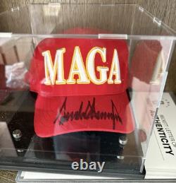 Chapeau MAGA authentique dédicacé signé par le Président Donald J Trump. Certificat d'authenticité Beckett.