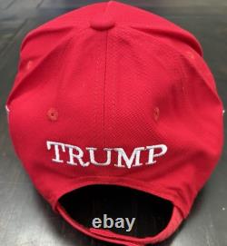 Chapeau MAGA authentique dédicacé signé par le Président Donald J Trump. Certificat d'authenticité Beckett.