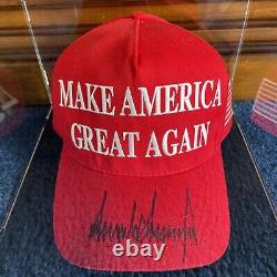 Chapeau MAGA officiel signé par Donald J. Trump de Mar-A-Lago NEUF avec étui