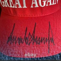 Chapeau MAGA officiel signé par Donald J. Trump de Mar-A-Lago NEUF avec étui