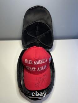Chapeau MAGA signé par Donald Trump avec certification, protection et boîte d'affichage