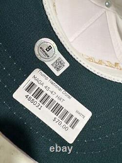 Chapeau MAGA signé par Donald Trump blanc et or, certificat Beckett. Autocollant Trump Doral, rare.