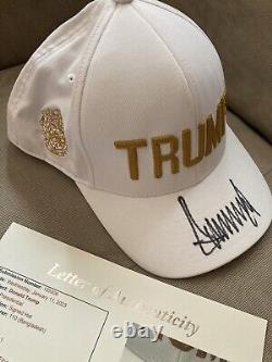 Chapeau TRUMP Blanc et Or Signé par le Président Donald Trump en 2024 avec Certificat d'Authenticité JSA