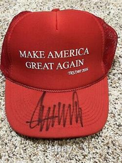 Chapeau de campagne rouge MAGA 2016 signé autographié par Donald J. Trump avec certificat d'authenticité de JSA