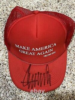 Chapeau de campagne rouge MAGA 2016 signé autographié par Donald J. Trump avec certificat d'authenticité de JSA