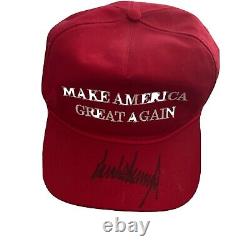 Chapeau dédicacé par Donald Trump