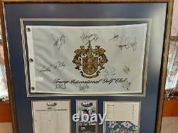 Club International De Golf Trump Signé 2004 Pro-am Drapeau Et Cartes De Score Framed